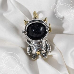 宇宙飛行士ペンダント - カイヤナイトの深い青が宇宙の神秘を映し出す N143