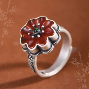 衣笠草の花のリング - 自然の美しさと伝統的な意匠が見事に融合　R364