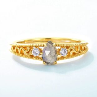 唐草模様のリング – ラブラドライトの神秘的な輝きに引き立つ R384