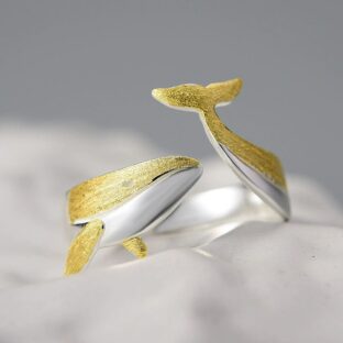 鯨のリング – 波の中を泳ぐようなデザイン R414