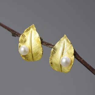 桜の葉のピアス - 特別な日の装いにもぴったり　R422