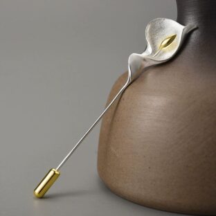 オランダカイウのブローチ - 装いに独特の個性を添える　R427