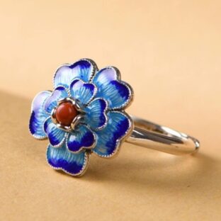 サクラソウのリング - 指先に春の息吹を感じさせる　R430