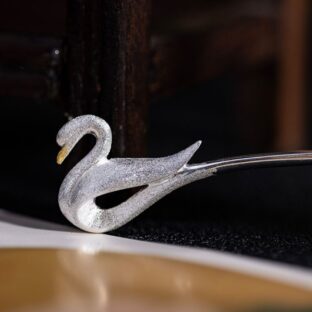 白鳥のかんざし - シンプルでありながらも華やかさを放ち　K184