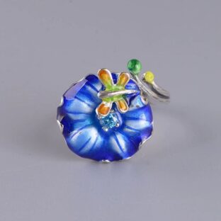 蓮の葉とトンボのリング - 自然の美しさをそのまま切り取った　R432