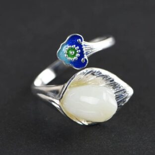 オランダカイウのリング - 七宝焼きの繊細な色合いと見事に調和！　R438