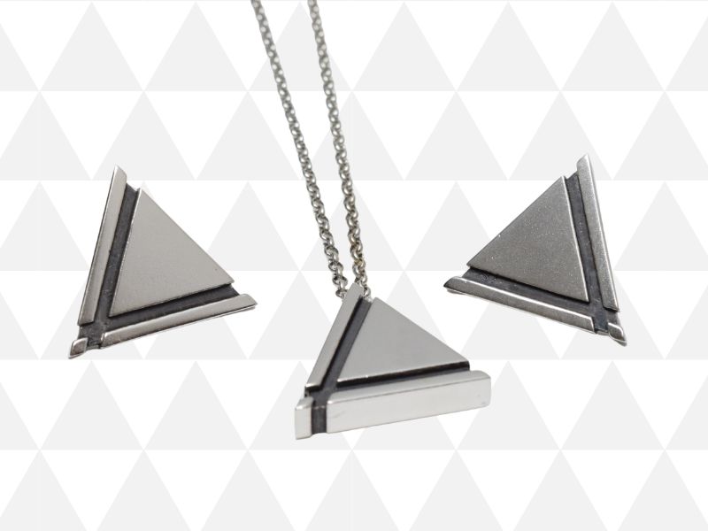 シンプルな三角形ペンダントの魅力