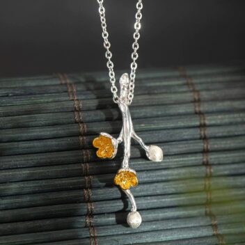 梅の花のペンダント - 日常使いは勿論、特別な日も最適　N148