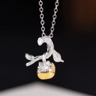 柿のペンダント - 秋の訪れを感じさせる温かみのあるデザイン　N149