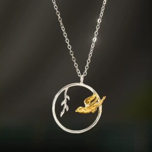 鳥と枝のペンダント - 小さな鳥が静かに佇んでいるように見える　N151