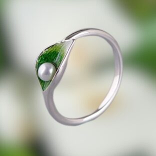 オランダカイウのリング - 中心に輝く真珠は、品格と洗練を象徴　R439