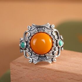 琥珀のリング - 時を経た美しさと現代のエレガンスが見事に融合 R449