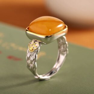 ミルキーアンバーのリング - 優雅な曲線が手元を美しく彩る R456