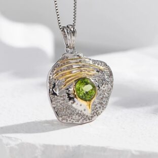 ペリドットのペンダント - ユニークなラインとテクスチャーが特徴　N154