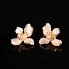 不断桜のピアス - 、風に揺れる美しい形をリアルに表現 P209