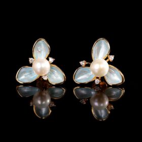 エンレイソウのピアス - 自然の美しさとクラフトマンシップの調和 P207